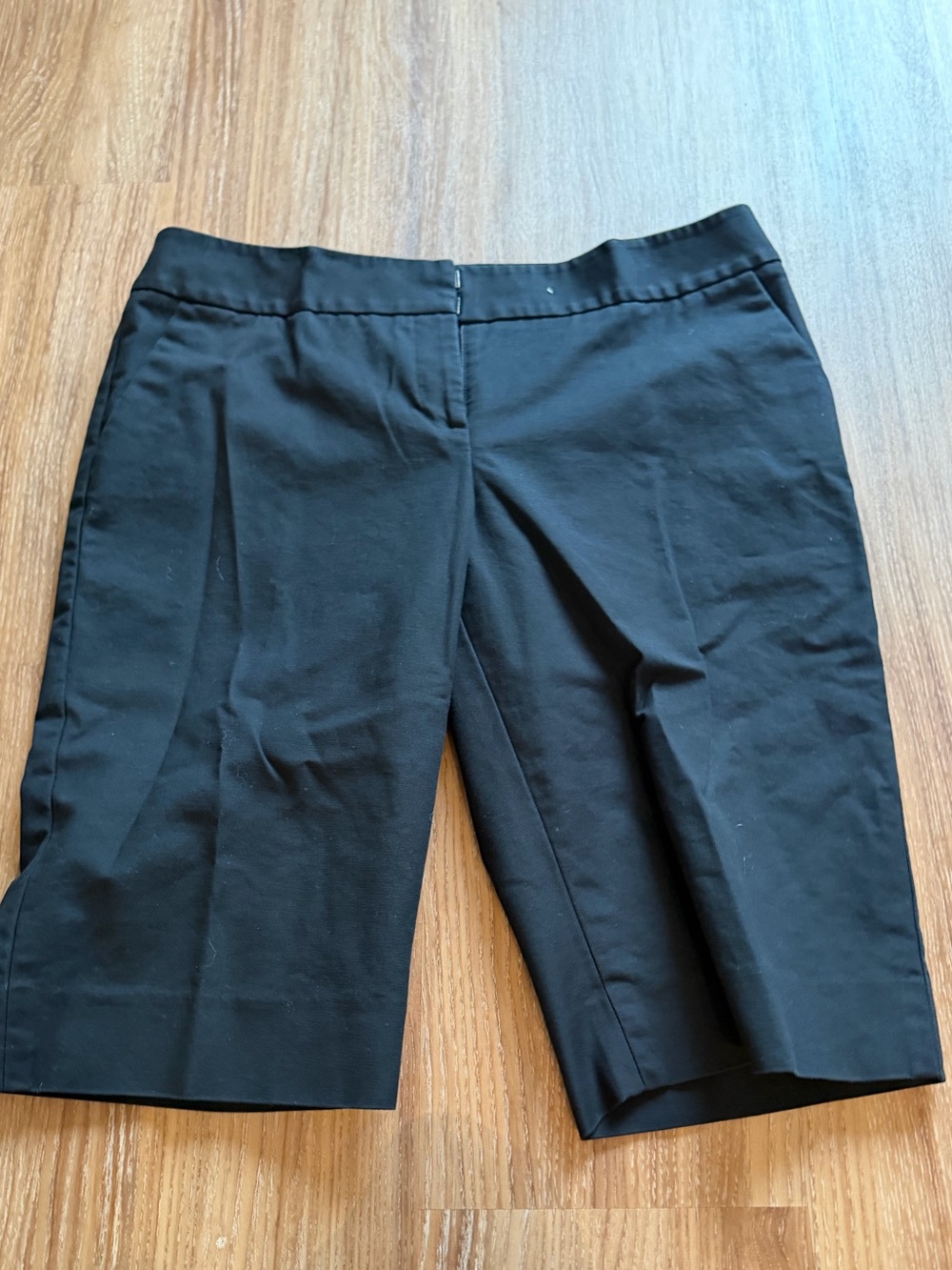 Halogen Black Tailored Bermuda Capris